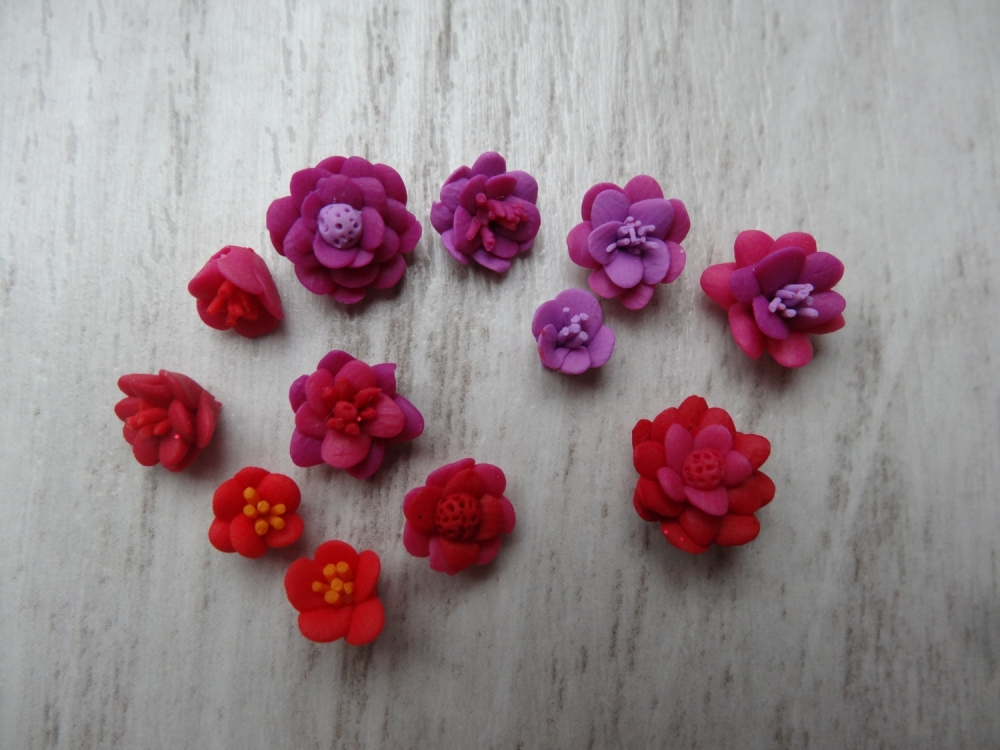 Des petites fleures en pâte fimo, tons rose, orangé, mauve