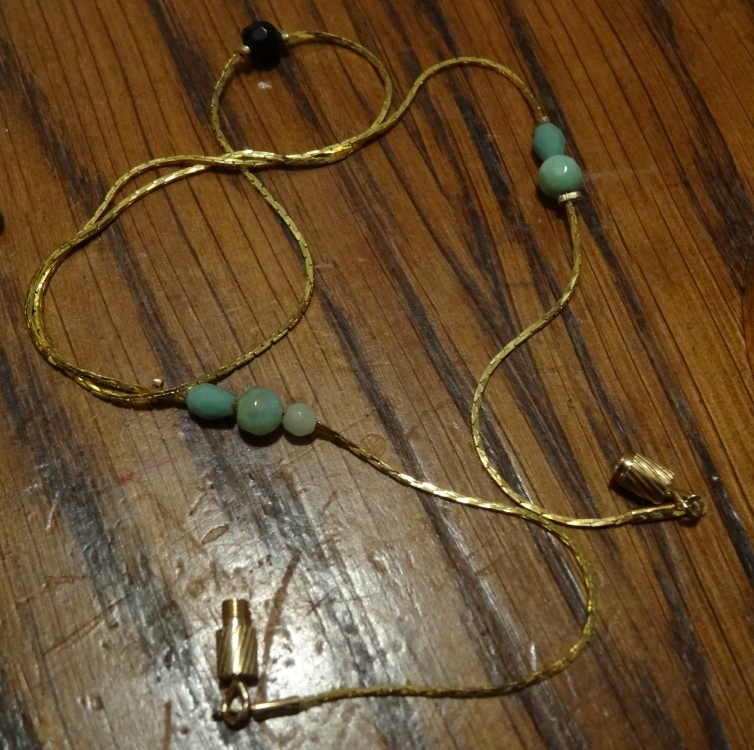 Un bracelet doré avec perles turquoise