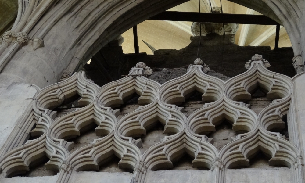 détail de pierre taillée sur une cathédrale