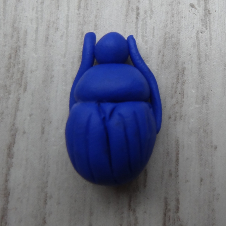 Un scarabé en pâte fimo