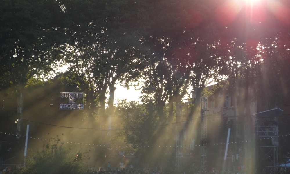 soleil sur la foule de loin en fin de jounée 