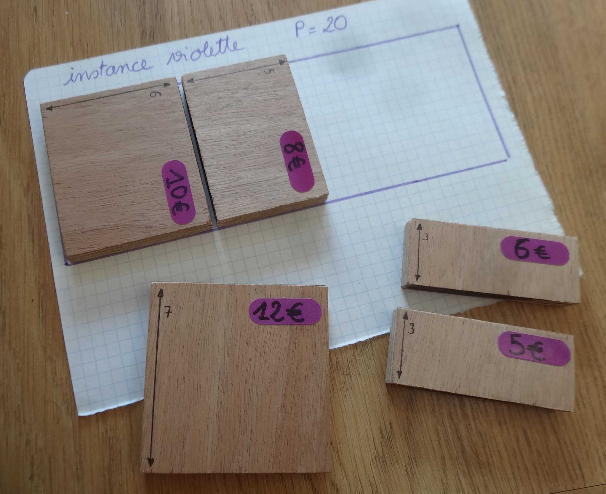 une photo d'une instance à 5 objets, en bois